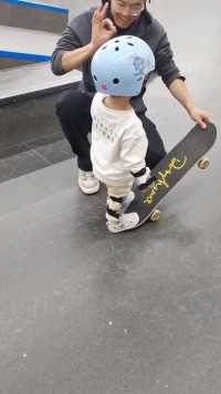 1岁10个月宝宝第一次上滑板课，教练和蔼可亲，宝宝非常喜欢他