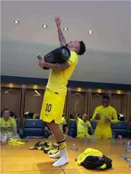 晋级欧冠决赛太开心了，桑乔在更衣室拿着音响唱歌#欧冠 #球季 #多特蒙德 #桑乔