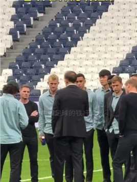 大战一触即发拜仁抵达伯纳乌 图司令在中间给球员上课#球季 #皇马 #拜仁 #欧冠