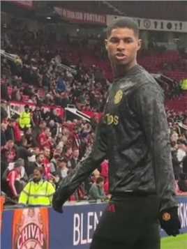 拉什福德赛前在场边热身时 与球迷发生争吵随后被队友拉开#球季 #拉什福德 #曼联