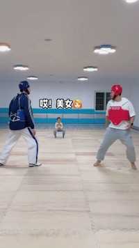 原来幼儿园这家跆拳道馆，是隔壁道馆教练开的…