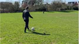 足球教学丨如何踢出一脚完美的低平长传球