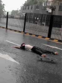 有时候淋一场雨感受片刻自由，真的可以减少很多压力#滑板