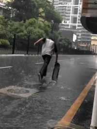 淋着雨疯一次真的会很开心，也可以享受片刻自由#滑板