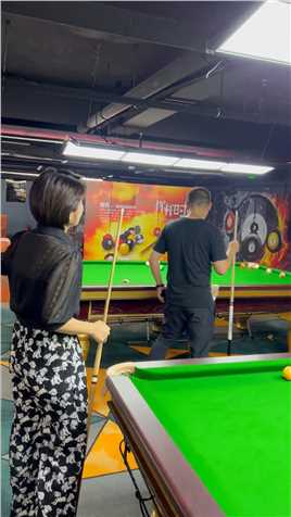 这哥们有点意思。台球路人局体育1